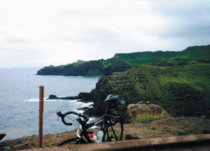 Ted’s rental bike next to the road with costal background on Ted’s Jim Stuart Memorial bike ride in Maui, Hawaii.