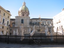Palermo - Ted's bike in front of Fontana Di Piazza Pretoria