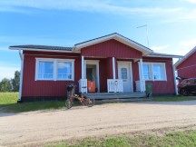 The cabin where Ted stayed with Ted’s bike at Lomamaja Pekonen in Muonio, Finland.