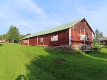 Building between Pajala, Sweden and Korpilombolo, Sweden. Notice the gap between building and rock foundation.
